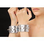 <strong>Серебристые напульсники с шипами</strong> <br />
Напульсники с шипами изготовлены из искусственной кожи и меха. <div class="charTableblock"><div><span>Материал</span>: кожзам</div><div><span>Цвет</span>: другой</div><div><span>Производитель</span>: Sitabella, Россия</div></div> Серебристые напульсники с шипами
Напульсники с шипами изготовлены из искусственной кожи и меха.