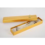 <strong>Наручники жемчужные белые 47501-2-MM</strong> <br />
<div class="charTableblock"><div><span>Цвет</span>: белый</div></div> Наручники жемчужные белые 47501-2-MM