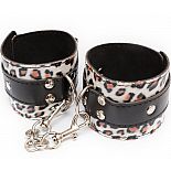 <strong>Наручники леопардовой расцветки с карабинами</strong> <br />
Гладкие широкие наручникиPхищной животной расцветки. <div class="charTableblock"><div><span>Материал</span>: кожзам</div><div><span>Производитель</span>: Пикантные штучки, Россия</div></div> Наручники леопардовой расцветки с карабинами
Гладкие широкие наручникиPхищной животной расцветки.