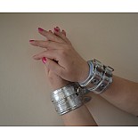 <strong>Наручники, соединенные коротким ремешком, фурнитура с никелевым покрытием 5011-6</strong> <br />
Изготавливаются из искусственной кожи. <div class="charTableblock"><div><span>Материал</span>: кожзам</div><div><span>Цвет</span>: другой</div><div><span>Производитель</span>: Sitabella, Россия</div></div> Наручники, соединенные коротким ремешком, фурнитура с никелевым покрытием 5011-6
Изготавливаются из искусственной кожи.