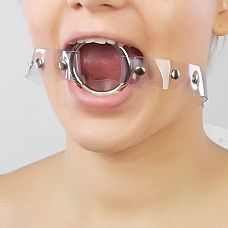 <strong>Кляп-кольцо на прозрачных ремешках</strong> <br />
Ремешок изготовлен из пленки ПВХ.<div class="charTableblock"><div><span>Тип</span>: рамка (кольцо)</div><div><span>Цвет</span>: белый</div><div><span>Материал</span>: металл</div><div><span>Производитель</span>: Sitabella, Россия</div></div> Кляп-кольцо на прозрачных ремешках
Ремешок изготовлен из пленки ПВХ.