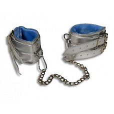 <strong>Серебристые оковы с мехом</strong> <br />
Оковы.<div class="charTableblock"><div><span>Материал</span>: кожзам</div><div><span>Цвет</span>: другой</div><div><span>Производитель</span>: Sitabella, Россия</div></div> Серебристые оковы с мехом
Оковы.