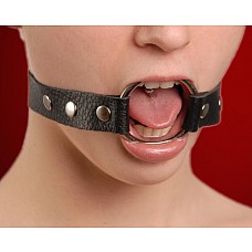 <strong>Кляп-кольцо черный 3092-1</strong> <br />
Кляп в виде кольца на кожаном ремешке.<div class="charTableblock"><div><span>Тип</span>: рамка (кольцо)</div><div><span>Цвет</span>: черный</div><div><span>Материал</span>: металл</div><div><span>Производитель</span>: Sitabella, Россия</div></div> Кляп-кольцо черный 3092-1
Кляп в виде кольца на кожаном ремешке.