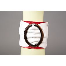 Бело-красный браслет с овальной пряжкой  
Бело-красный браслет с овальной пряжкой. 