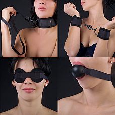 Чёрный комплект для БДСМ-игр: наручники, кляп-шарик, маска 
Комплект БДСМ включает в себя интим-маску, кляп с шариком и наручники для партнерши.