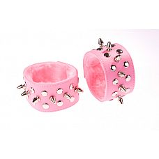 Розовые напульсники с шипами и заклепками 
Изготовлен из искусственной кожи. Шипы никелированные длиной 12 мм.