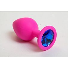 Розовая силиконовая анальная пробка с синим стразом - 8,2 см. 
Эта крупная анальная пробка из приятного на ощупь силикона не только подготовит попку к анальному сексу, но и сделаем вас еще более привлекательными.