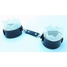 Изысканные чёрные наручники с белым кружевом 
Изысканные чёрные наручники с белым кружевом.