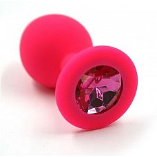 Розовая анальная втулка с малиновым кристаллом - 7,3 см. 
Гладенькая силиконовая пробка с кристаллом в ограничительном основании. 